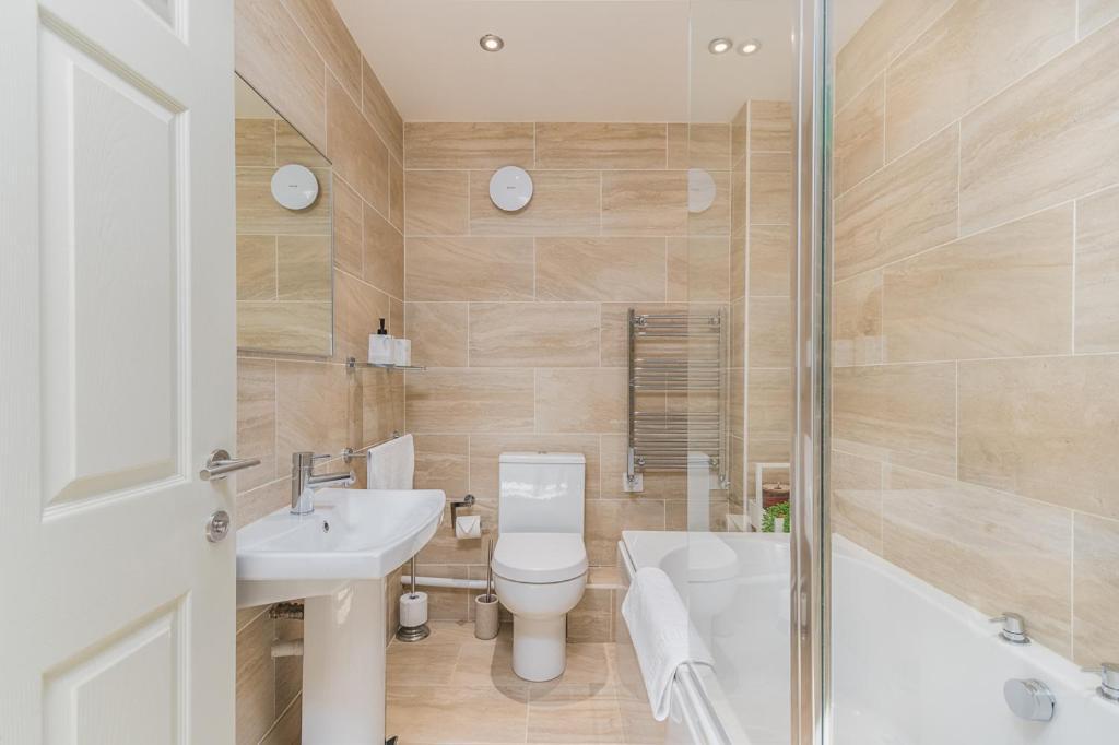 Castle Townhouse Kenilworth - Private Parking - 24 Hr Gym Access - Town Centre Apartment Exterior photo